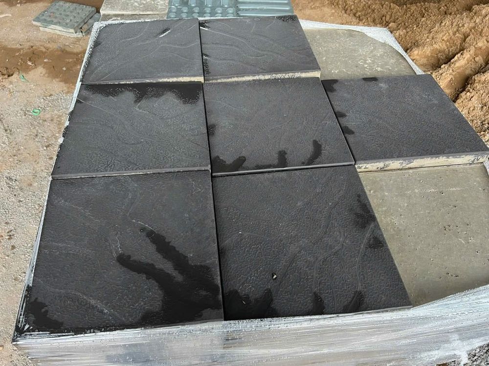 Gạch tự chèn vuông Đen