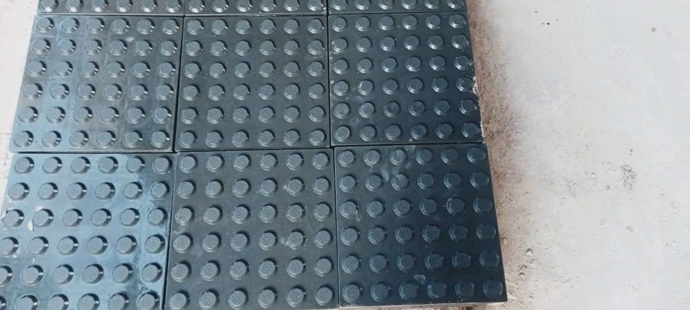 Gạch tự chèn vuông chống trượt Đen